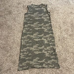 Universal Thread Camo Maxi
